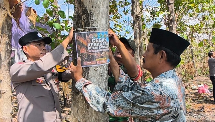 Tim gabungan terdiri dari unsur BPBD, TNI-Polri memasang pamflet peringatan Karhutla
