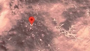 Gambar-gambar misterius di tengah gurun terlihat jelas dari citra satelit Google Maps. Beragam bentuk geometris dan simbol yang tersebar di permukaan tanah membuat lokasi ini terlihat seperti sebuah pesan rahasia. Foto: Boredpanda
