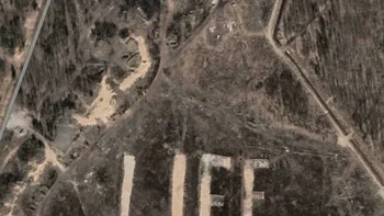Tulisan “LIFE” berukuran raksasa muncul di tengah kawasan yang nyaris kosong. Pemandangan tak biasa ini tentu mudah menarik perhatian orang yang sedang menjelajah Google Maps. Foto: Boredpanda