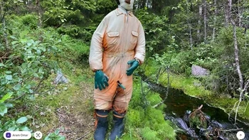 Sosok menyeramkan muncul di tengah hutan. Penampakan dalam Photo Sphere Google Maps ini tampak seperti manekin atau orang berkostum lengkap dengan masker, sarung tangan dan sepatu bot. Foto: Boredpanda