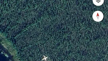 Pesawat terdampar di tengah hutan Republik Sakha, Rusia. Dari citra satelit Google Maps, pesawat tersebut terlihat berada di antara pepohonan dekat tepian perairan. Foto: Boredpanda