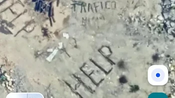Tulisan “HELP” berukuran besar terlihat dari udara. Kata tersebut muncul beberapa kali di area terbuka dan langsung mengundang tanda tanya bagi orang yang menemukannya lewat Google Maps. Foto: Boredpanda