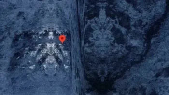 Wajah menyeramkan atau sekadar ilusi optik? Pola permukaan tanah yang tertangkap citra Google Maps sekilas membentuk sosok seperti wajah atau makhluk misterius. Foto: Boredpanda