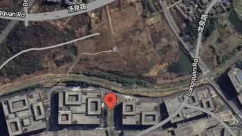 Bangunan membentuk tulisan raksasa jika dilihat dari atas. Di koordinat yang terlihat pada Google Maps di China, susunan kompleks bangunan menghasilkan pola huruf yang baru terlihat jelas melalui citra satelit. Foto: Boredpanda