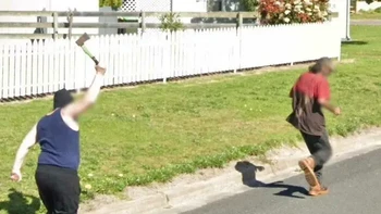 Adegan mengejutkan tertangkap kamera Google Street View. Seorang perempuan terlihat mengejar pria sambil mengangkat benda yang menyerupai kapak. Entah kejadian sungguhan atau sekadar aksi yang sengaja dibuat untuk kamera.Foto: Boredpanda