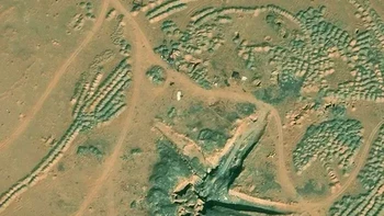 emandangan seperti kuburan pesawat terlihat dari satelit. Bangkai pesawat dan berbagai objek lainnya tersebar di area terpencil, menciptakan pemandangan tak biasa ketika dilihat dari Google Maps. Foto: Boredpanda