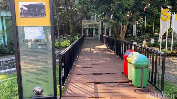 Penampakan kerusakan lantai Taman Sister Citiy Bandung. Penampakan kerusakan lantai Taman Sister Citiy Bandung.
