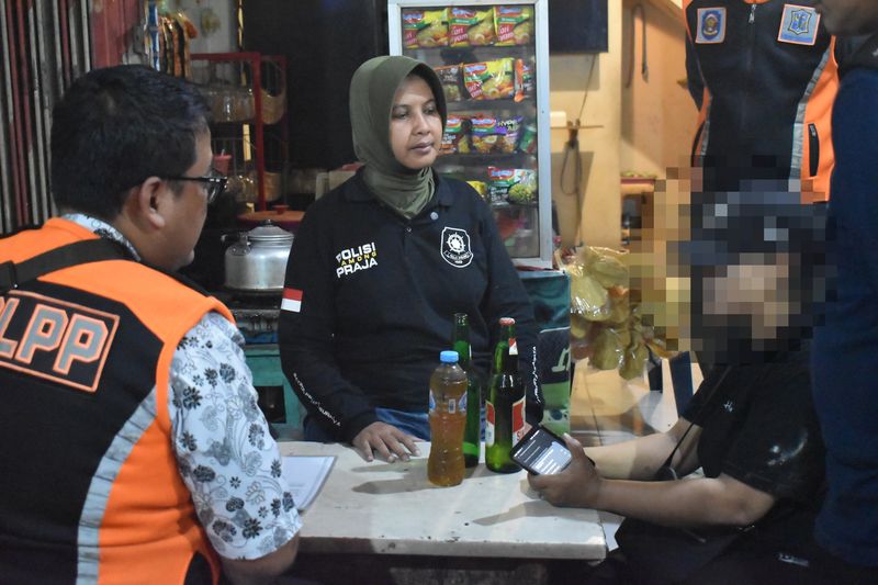 Penyegelan Warkop Satpol PP Surabaya menindak warkop di Rangkah yang menjual miras tanpa izin dan menggelar karaoke hingga mengganggu warga.