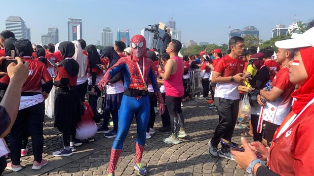 Peserta Merdeka Run 2026 mengenakan kostum Spiderman