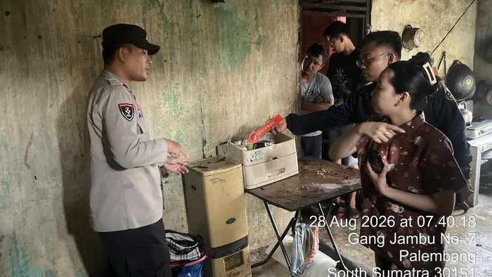 Polisi melakukan olah TKP usai kejadian kebakaran di rumah korban