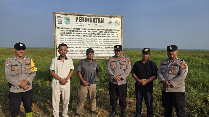Polisi melakukan pengawasan dan pengecekan plang larangan replanting di lahan bekas karhutla di Rokan Hilir, Riau, Jumat (28/8/2026).