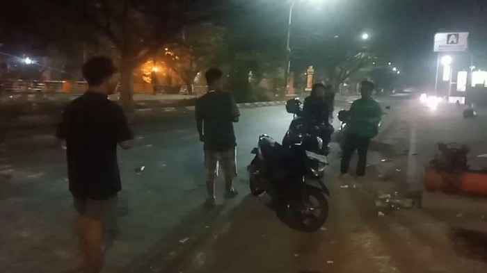 Polisi membubarkan tawuran antara warga dan geng motor di Makassar. Dua remaja diamankan untuk pemeriksaan.