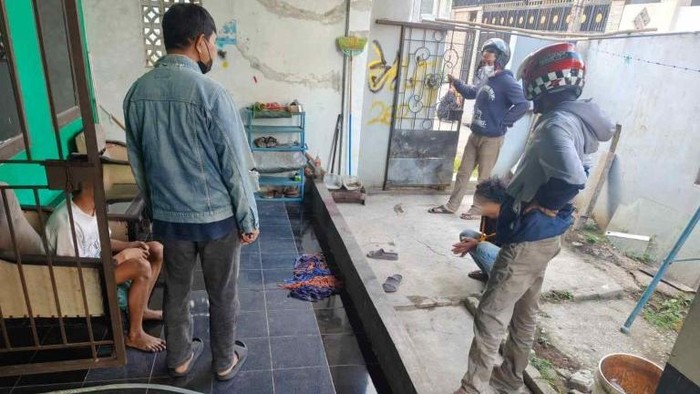 Polisi menangkap dua remaja yang membegal pengendara motor di Jalan Hertasning Makassar.