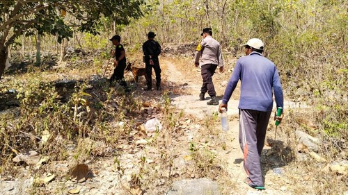 Polisi mengerahkan anjing pelacak untuk mencari keberadaan lansia bernama Ni Nyoman Selir (79) di Nusa Penida, Klungkung, Bali, Sabtu (29/8/2026). (Dok. Humas Polsek Nusa Penida)