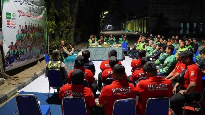 Polres Bojonegoro bersama komunitas ojol gelar cangkruk dan doa