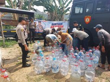 Bantar Panjang Tigaraksa Kekeringan, Polisi Kirim Air Bersih