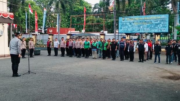 Polsek Metro Penjaringan meluruskan unggahan viral di medsos mengenai pembagian bingkisan kepada masyarakat bertepatan dengan tindakan massa pada 27 Agustus lalu. (dok Polri)