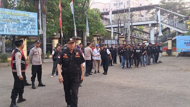 Polsek Metro Penjaringan meluruskan unggahan viral di medsos mengenai pembagian bingkisan kepada masyarakat bertepatan dengan tindakan massa pada 27 Agustus lalu. (dok Polri)