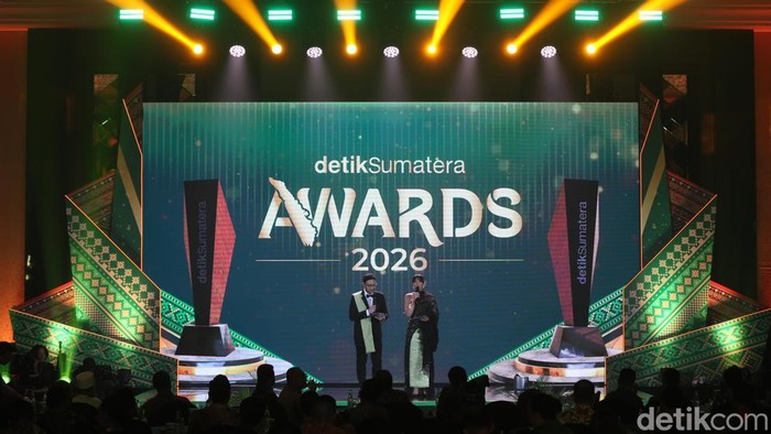 Malam puncak Anugerah detikSumatera Awards 2026 berlangsung semarak. Ajang ini hadir sebagai bentuk penghormatan dan apresiasi kepada berbagai pihak dalam memajukan Sumatera. Acara tersebut digelar di Grand Ballroom The Trans Hotel Jakarta, Jumat (28/8/2026).