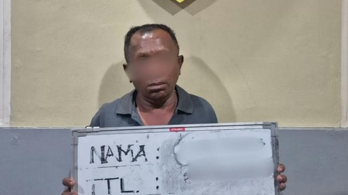 Pria berinisial IWS (50) ditangkap polisi setelah mencoba memeras sopir truk di Jalan Bypass Ida Bagus Mantra, Denpasar, Bali. (Foto: Dok. Polresta Denpasar)