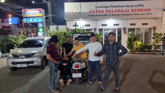 Pria S, pelaku pencurian motor hingga HP milik korban F