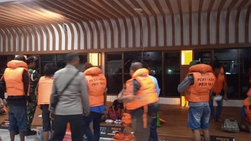 Proses evakuasi penumpang KMP Perkasa Prima 5 yang mengalami gangguan mesin di Selat Bali, Sabtu (29/8/2026). Dok. Polres Jembrana