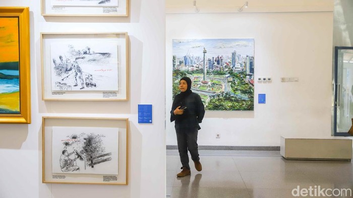 Sejumlah pegunjung menikmati pameran lukisan SBY Art Community Art for Peace and a Better Future Collboration di Taman Ismail Marzuki, Jakarta, Sabtu (29/8/2026).