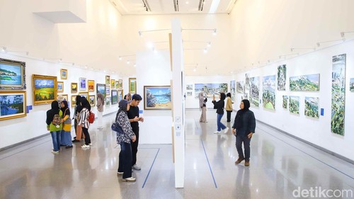 Sejumlah pegunjung menikmati pameran lukisan SBY Art Community Art for Peace and a Better Future Collboration di Taman Ismail Marzuki, Jakarta, Sabtu (29/8/2026).