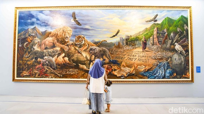 Sejumlah pegunjung menikmati pameran lukisan SBY Art Community Art for Peace and a Better Future Collboration di Taman Ismail Marzuki, Jakarta, Sabtu (29/8/2026).