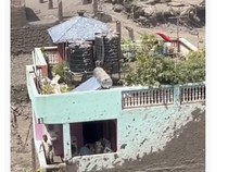 Foto: Rumah Hijau Kebal Banjir Bandang, Kokoh di Tengah Reruntuhan di Nepal