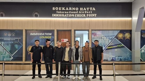 Saat deportasi bagi lima WNA Tiongkok dari Bandara Soekarno Hatta. Foto: Dok. Humas Imigrasi NTT