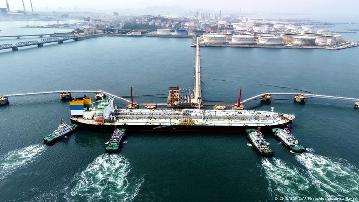 Pembelian minyak oleh China merupakan jalur kehidupan yang sangat penting bagi Iran (CHINATOPIX/AP Photo/dpa/picture alliance)