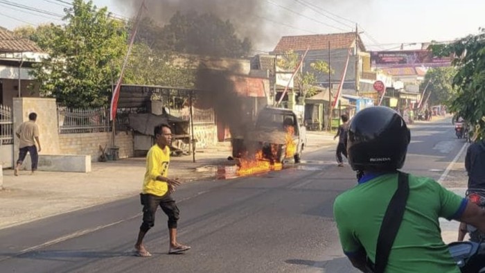 Sebuah mobil Mitsubishi Colt T terbakar di Jalan Raya Blimbing, Kecamatan Polokarto, Kabupaten Sukoharjo, Sabtu (29/8/2026).