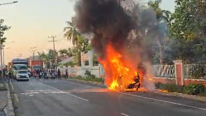 Sebuah mobil pete-pete yang mengangkut sembako terbakar di Maros, Sulsel.