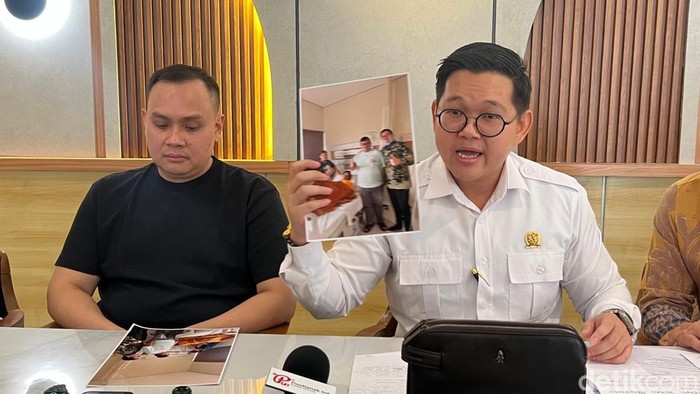 Sekretaris PSI Kalbar Eddo Susanto bersama kuasa hukumnya, Andrean Winoto Wijaya.