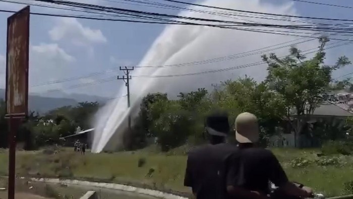 Semburan air akibat pipa bocor di Sigi.
