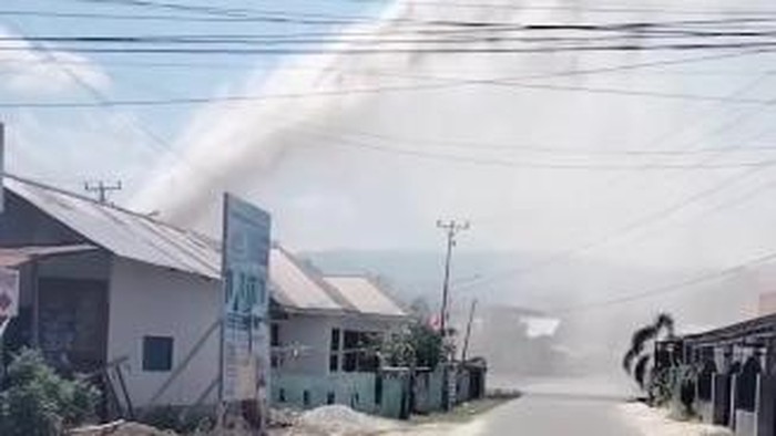 Semburan air akibat pipa bocor di Sigi merusak 3 rumah.