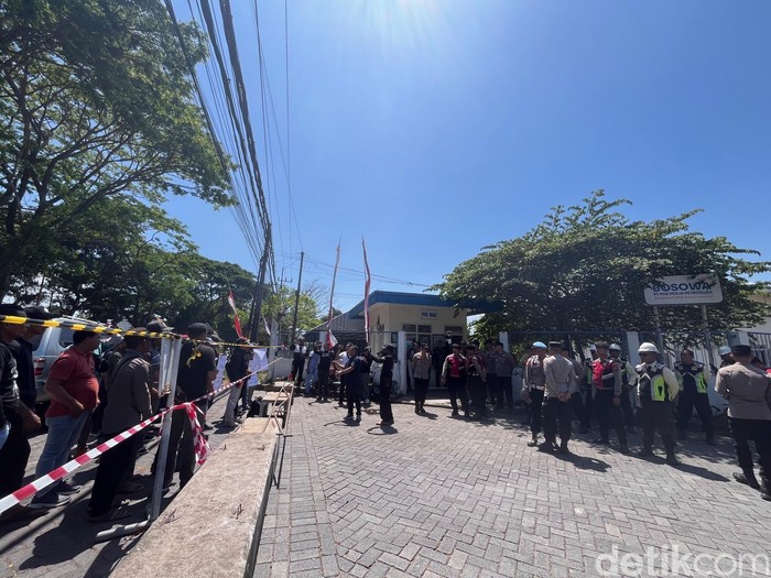 Warga memblokir akses jalan menuju PT Misi Mulia Petronusa (MMP) di Banyuwangi terkait sengketa lahan.