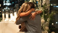 Ini momen Sophia Rose Stallone memeluk Michael Sheehan yang sedang berlutut. Selamanya bersama teman baikku, tulisnya dilihat di Instagram, Sabtu (29/8/2026). (Foto: dok Instagram sophiastallone)