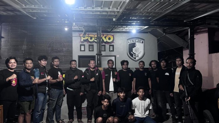 Sopir PSC dikeroyok dan ditikam oleh empat pemuda di Bulukumba. Polisi telah menangkap semua pelaku dan menyita barang bukti berupa badik.