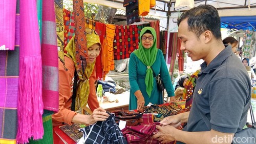 Stand penjualan kain tenun pada tradisi Mulud Adat Bayan, Lombok Utara, NTB ketika didatangi oleh pembeli, Sabtu (29/8/2026) foto (Sanusi Ardi W/detikBali).