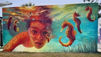 Clear Water Wonders, Naomi Haverland. Seorang gadis dengan kacamata renang digambarkan tengah berada di bawah air bersama kuda laut berwarna oranye dalam mural di Clearwater, Florida, Amerika Serikat. Foto: Street Art Utopia