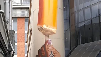 Giant Ice Pop, Katie Barron. Katie Barron mengubah pilar di Launceston, Australia, menjadi es loli raksasa berwarna oranye yang tampak seperti sedang digigit. Foto: Street Art Utopia