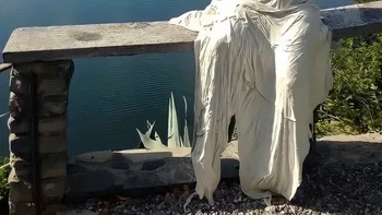 Fantasmi di Vezio, Castello di Vezio. Patung hantu putih di Castello di Vezio, Italia, dibuat ulang setiap musim panas menggunakan plester dan kain kasa yang dibentuk mengikuti tubuh sukarelawan. Foto: Street Art Utopia
