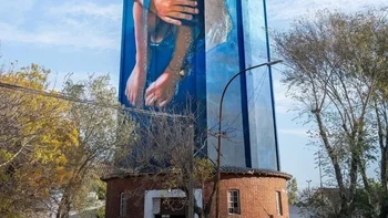 Making Waves, Martín Ron. Menara air setinggi 35 meter di Miramar, Argentina, disulap menjadi pemandangan bawah laut dengan dua anak yang seolah sedang berenang di dalamnya. Foto: Street Art Utopia