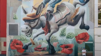 Ride On, Alain Welter. Seekor katak digambarkan sedang menunggangi keledai dalam mural di Diekirch, Luksemburg. Detail seperti ransel, bendera, gandum, dan hop menyimpan cerita tentang kota tersebut. Foto: via StreetArtUtopia