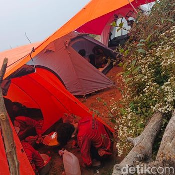 Suasana di tenda para pendaki Kota Cimahi Suasana di tenda para pendaki Kota Cimahi
