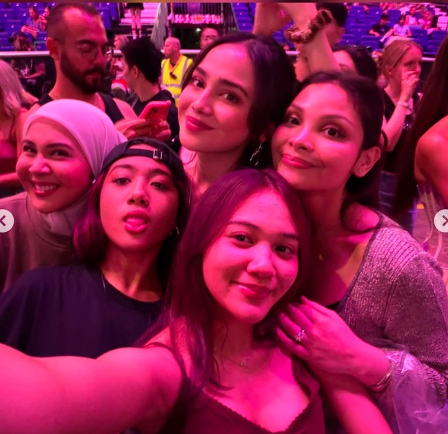 Melalui akun Instagram pribadinya Syifa Hadju baru saja mengunggah foto-foto momen dirinya saat menonton konser Ariana Grande di London. Tak sendirian, Syifa hadir bersama adik dan para sahabatnya. Foto: Instagram/@syifahadju