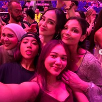 Melalui akun Instagram pribadinya Syifa Hadju baru saja mengunggah foto-foto momen dirinya saat menonton konser Ariana Grande di London. Tak sendirian, Syifa hadir bersama adik dan para sahabatnya. Foto: Instagram/@syifahadju