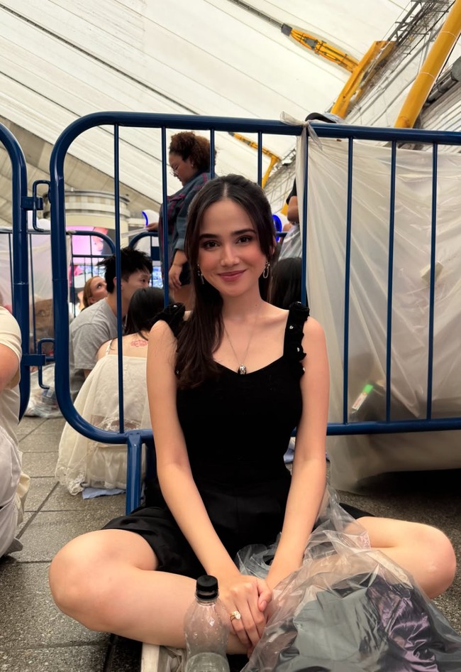 Duduk santai bersila di lantai, istri El Rumi itu tampil mengenakan busana serba hitam. Ia memadukan atasan bodysuit tanpa lengan dengan celana pendek senada. Foto: Instagram/@syifahadju